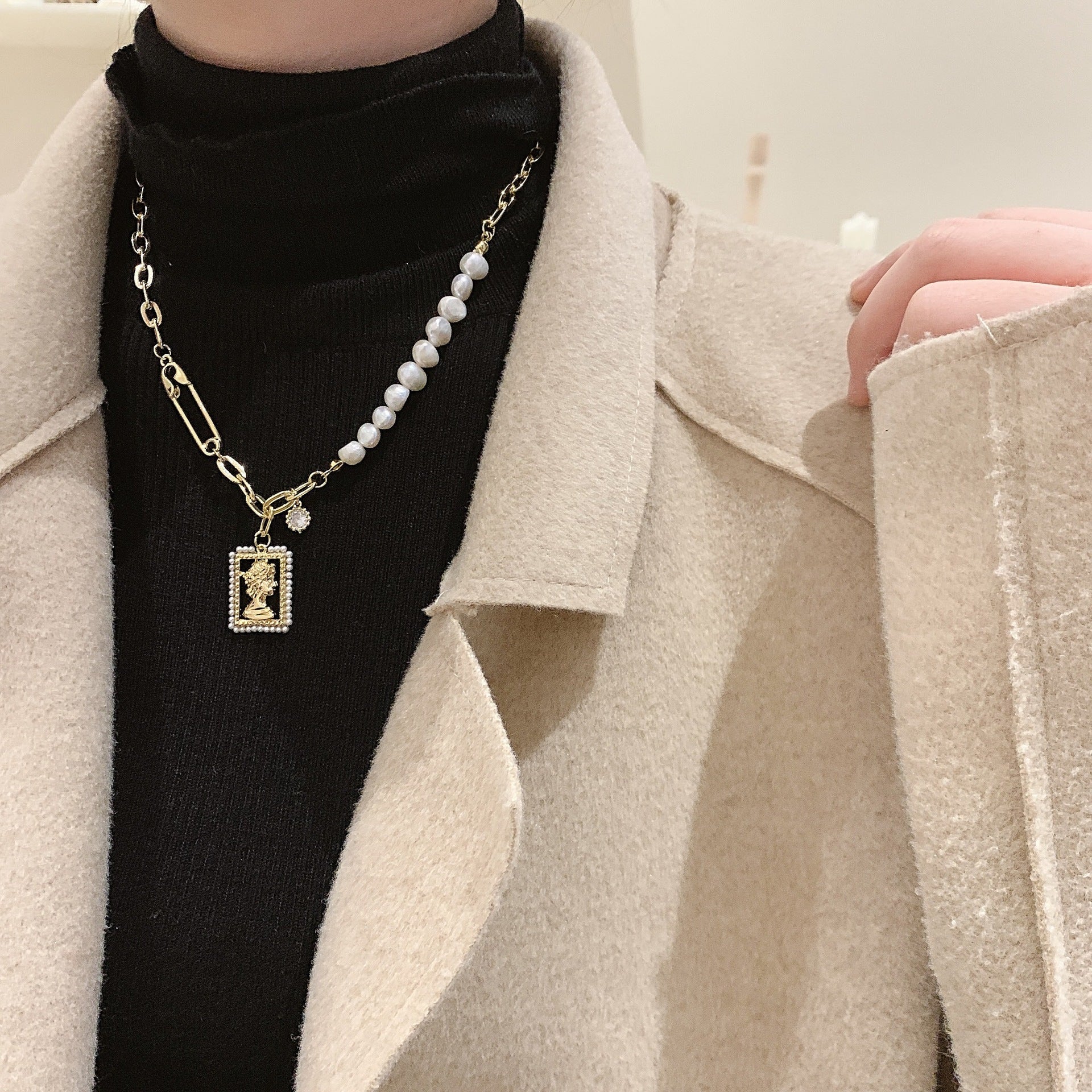 Retro Pearl Necklace New Style Female Trendy Cold Wind Bead Personality Queen Head Pendant Temperament Chain