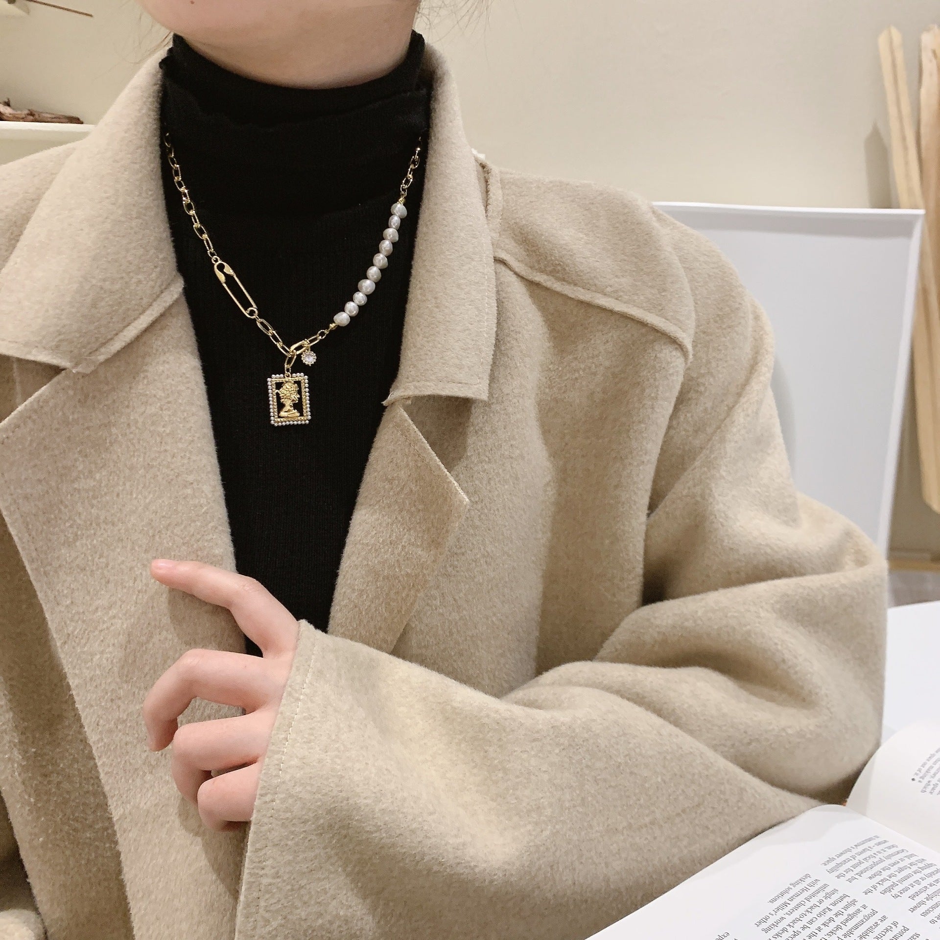 Retro Pearl Necklace New Style Female Trendy Cold Wind Bead Personality Queen Head Pendant Temperament Chain
