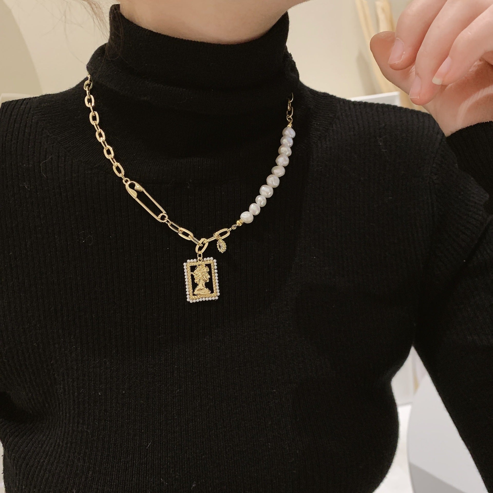 Retro Pearl Necklace New Style Female Trendy Cold Wind Bead Personality Queen Head Pendant Temperament Chain